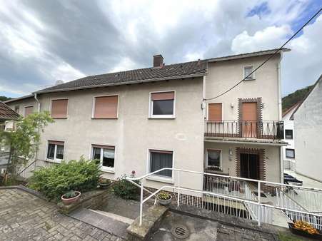 Rückseite des Hauses mit zusätzlichem Eingang Rückseite des Hauses mit zusätzlichem Eingang - Dachgeschosswohnung in 37296 Ringgau mit 96m² mieten