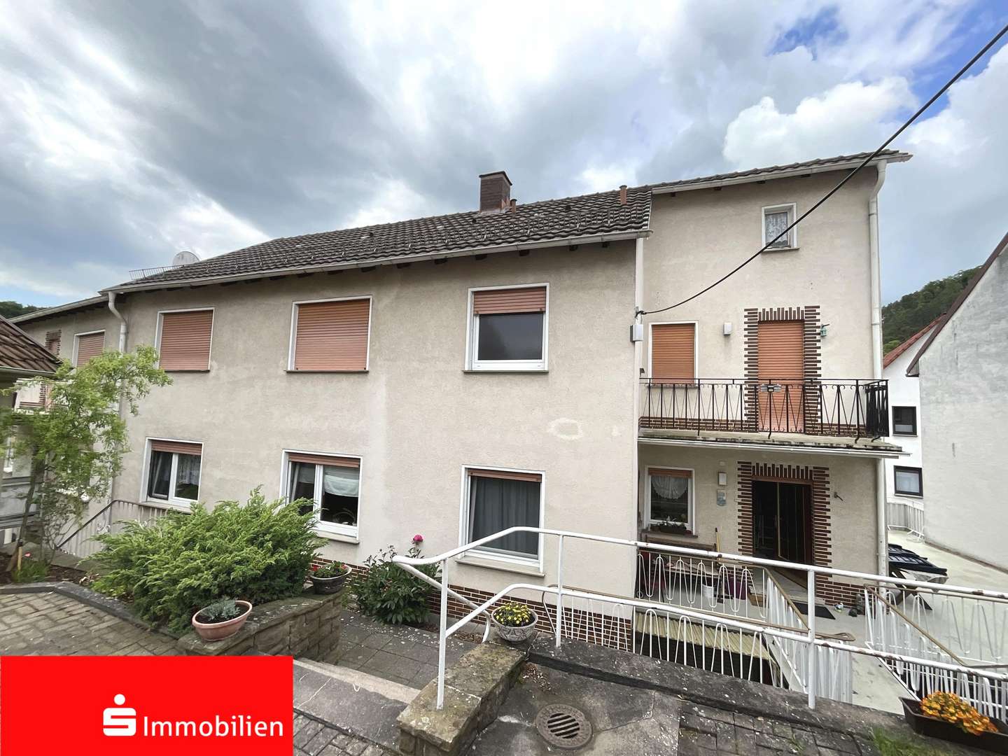 Rückseite des Hauses mit zusätzlichem Eingang Rückseite des Hauses mit zusätzlichem Eingang - Dachgeschosswohnung in 37296 Ringgau mit 96m² mieten