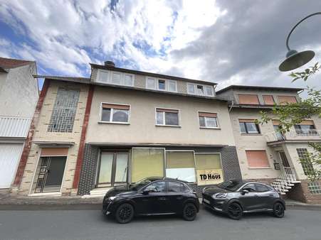 Vorderansicht von der Straße aus Vorderansicht von der Straße aus - Dachgeschosswohnung in 37296 Ringgau mit 96m² mieten