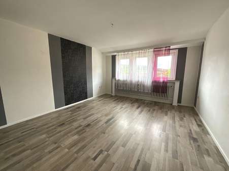 Wohnzimmer Wohnzimmer - Dachgeschosswohnung in 37296 Ringgau mit 96m² mieten