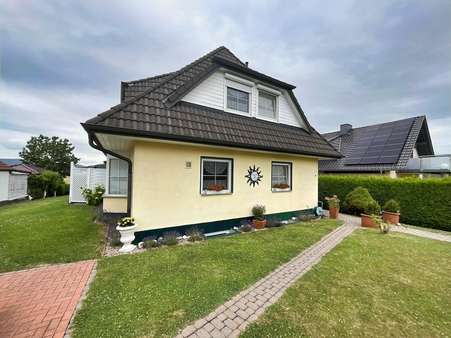 Vorderansicht Vorderansicht - Einfamilienhaus in 37269 Eschwege mit 121m² kaufen