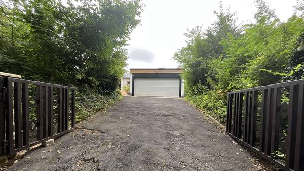 Einfahrt - Bungalow in 37287 Wehretal mit 355m² kaufen