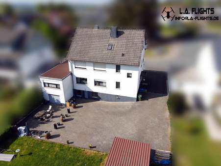 Drohnenaufnahme - Mehrfamilienhaus in 35099 Burgwald mit 249m² als Kapitalanlage kaufen