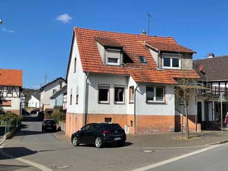 Ansicht von der Straße - Einfamilienhaus in 35285 Gemünden mit 120m² günstig kaufen