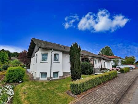Ansicht mit Vorgarten - Bungalow in 34454 Bad Arolsen mit 174m² kaufen