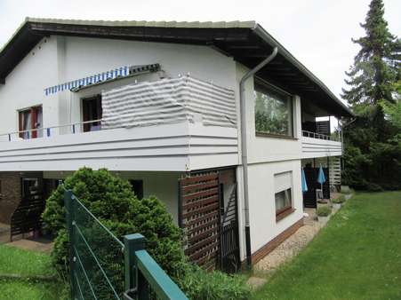 Hausrückseite mit Sicht auf Balkon und Freisitz - Wohn- / Geschäftshaus in 34537 Bad Wildungen mit 305m² als Kapitalanlage kaufen