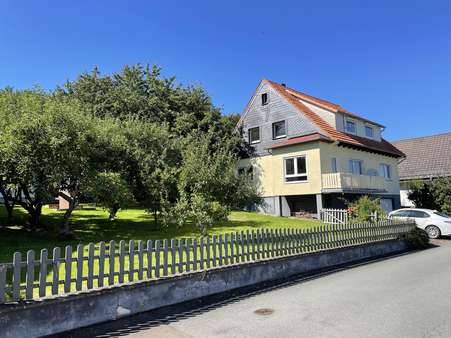 Ansicht von der Straße mit Garten - Einfamilienhaus in 35099 Burgwald mit 126m² kaufen