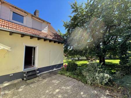 Terrasse hinter dem Haus - Einfamilienhaus in 35099 Burgwald mit 126m² kaufen