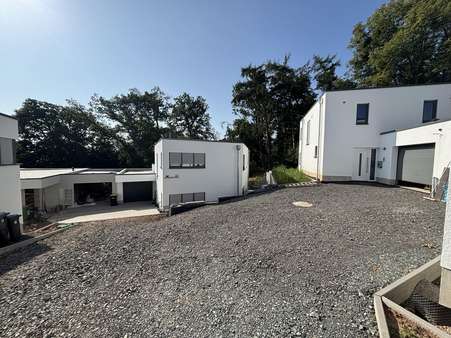 Blick auf das Haus und die weiteren Häuser Blick auf das Haus und die weiteren Häuser - Einfamilienhaus in 34537 Bad Wildungen mit 222m² kaufen