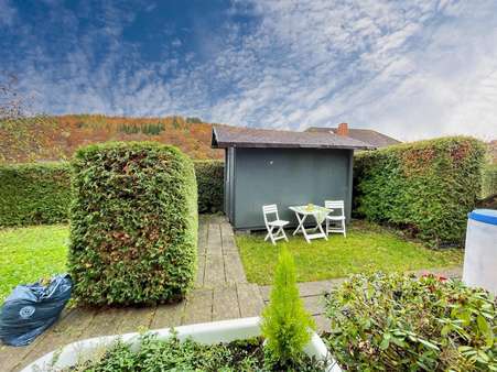 Blick in den Garten / Gartenhütte - Einfamilienhaus in 35108 Allendorf mit 185m² kaufen