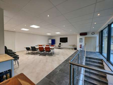 Modernere Seminarraum - Bürohaus in 34454 Bad Arolsen mit 262m² kaufen