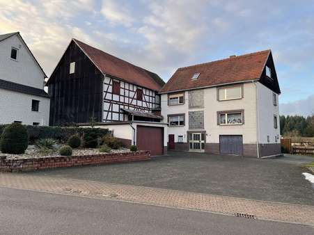 Hofansicht - Altbau und Scheune - Zweifamilienhaus in 35066 Frankenberg mit 370m² kaufen