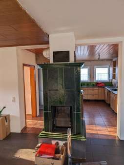 Kachelofen mit Blick in die Küche - Bungalow in 34454 Bad Arolsen mit 160m² kaufen