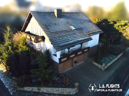 Drohnenaufnahme Hauseingang und Garagen - Einfamilienhaus in 59969 Hallenberg mit 210m² kaufen