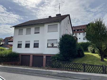 Ansicht von der Straße - Zweifamilienhaus in 35285 Gemünden mit 160m² als Kapitalanlage kaufen