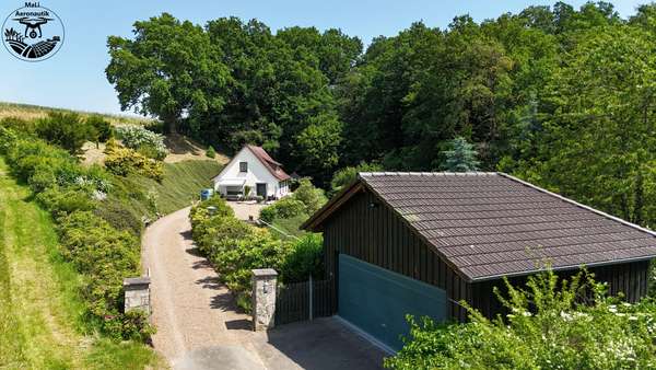 Einfahrt mit Garage Einfahrt mit Garage - Einfamilienhaus in 35119 Rosenthal mit 120m² kaufen