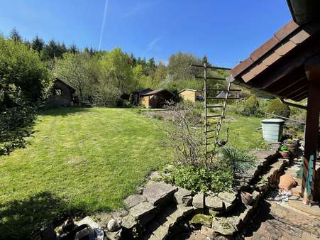 Blick in den Garten - Einfamilienhaus in 35088 Battenberg mit 148m² kaufen