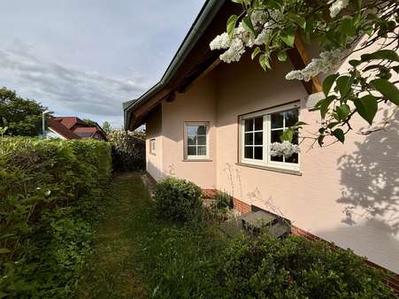 Hausseite zur Hecke Hausseite zur Hecke - Einfamilienhaus in 34590 Wabern mit 220m² kaufen