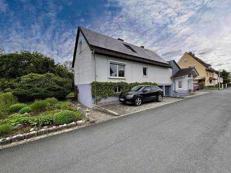 Giebelansicht und Weg zum Haus - Einfamilienhaus in 34549 Edertal mit 90m² kaufen