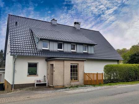 Blick von der Straße - Einfamilienhaus in 34497 Korbach mit 195m² kaufen