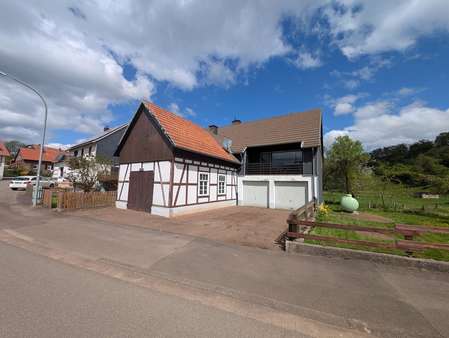 Ansicht mit Balkon Ansicht mit Balkon - Einfamilienhaus in 34519 Diemelsee mit 120m² kaufen