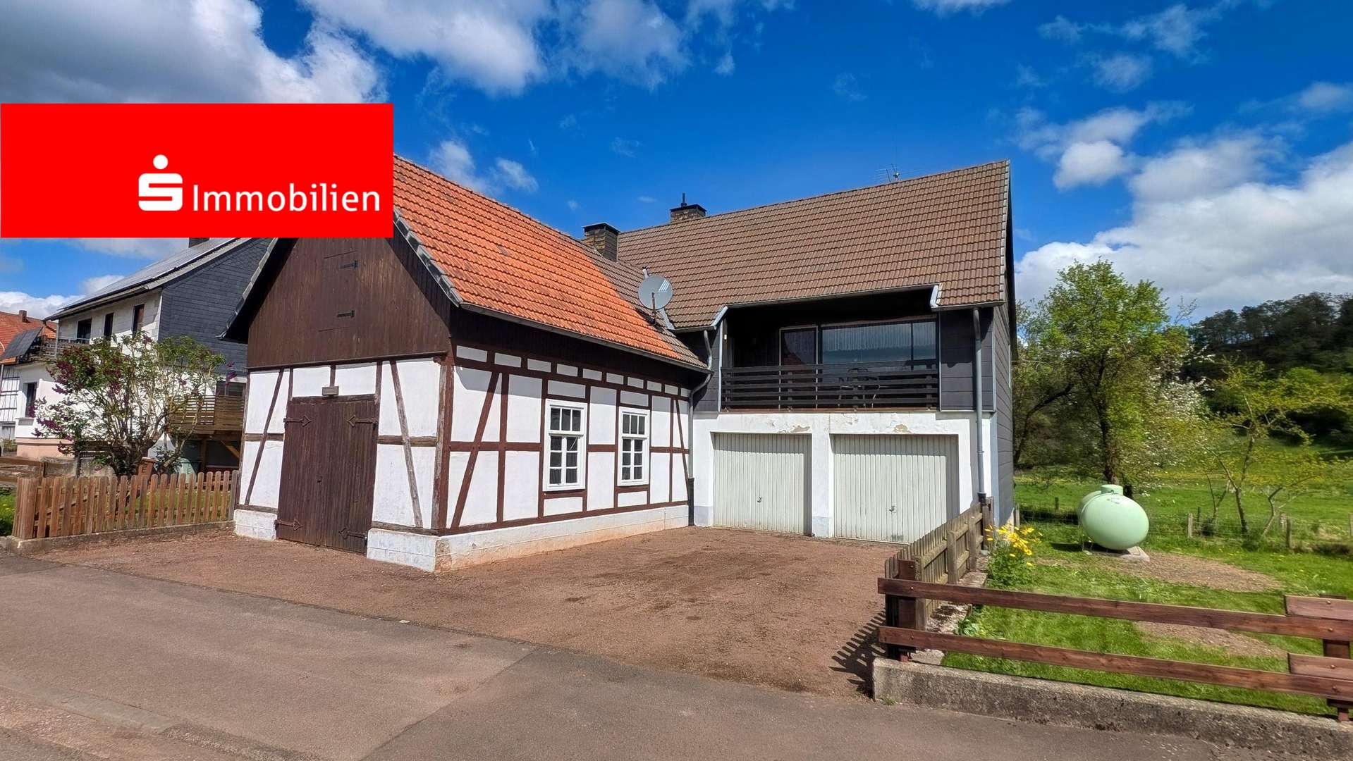 Ansicht mit Balkon - Einfamilienhaus in 34519 Diemelsee mit 120m² kaufen