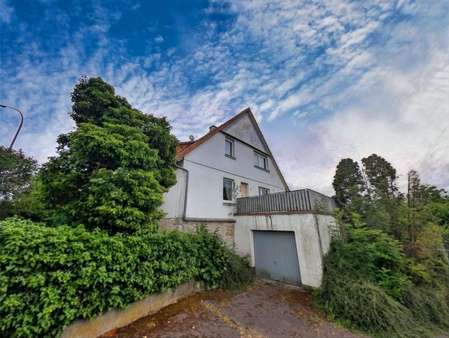 Ansicht mit Garage - Einfamilienhaus in 34516 Vöhl mit 140m² kaufen