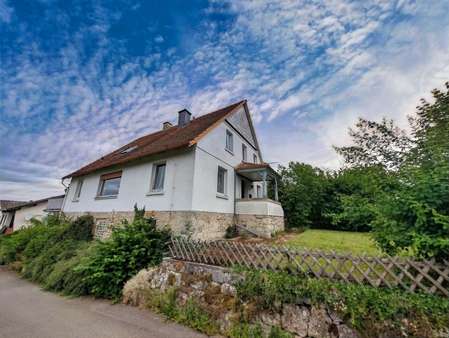 Ansicht mit Garten - Einfamilienhaus in 34516 Vöhl mit 140m² kaufen