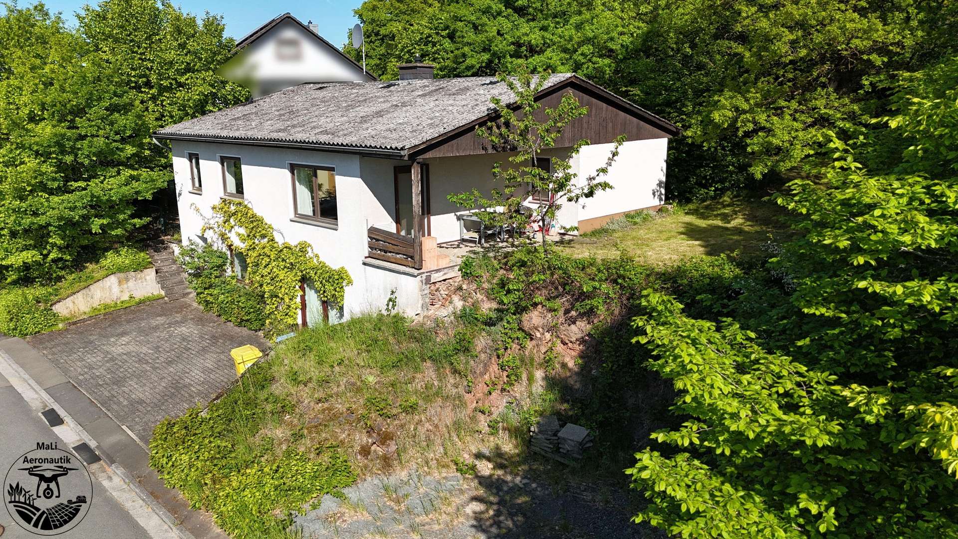 Straßenansicht mit Giebelseite Straßenansicht mit Giebelseite - Einfamilienhaus in 35066 Frankenberg mit 113m² kaufen