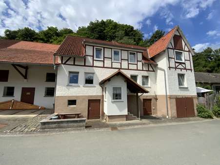 Ansicht mit Nebengebäude - Einfamilienhaus in 34516 Vöhl mit 156m² kaufen