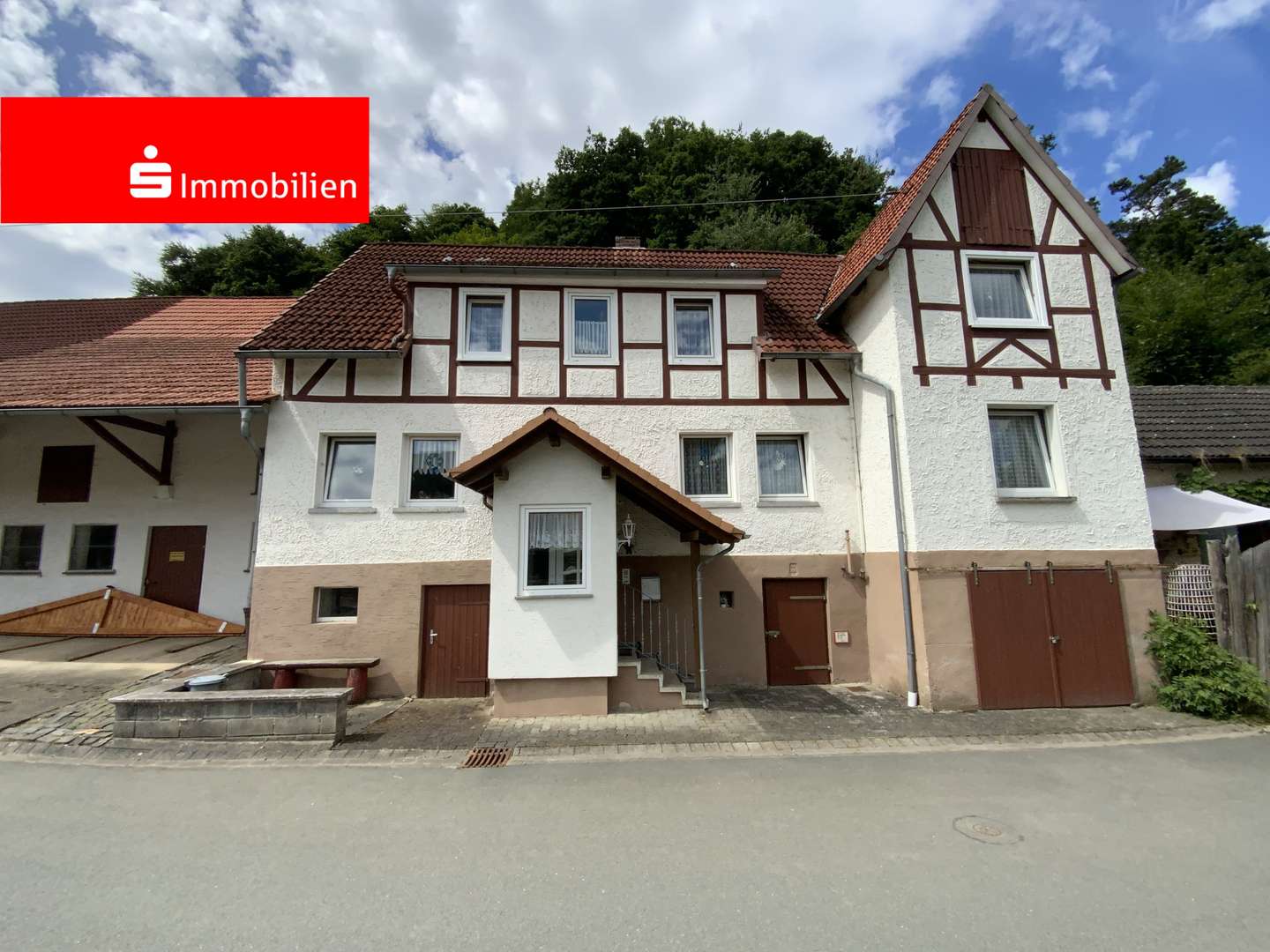 Hausansicht mit Eingang - Einfamilienhaus in 34516 Vöhl mit 156m² kaufen