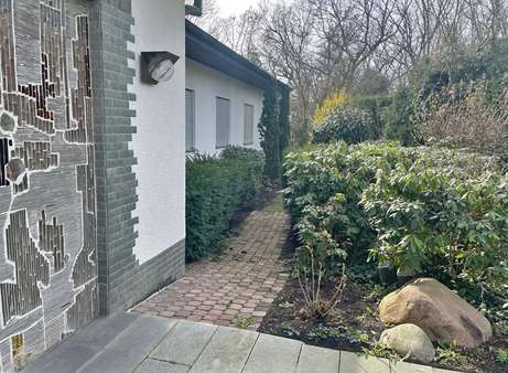 Gepflasterter Weg um das Haus - Einfamilienhaus in 36043 Fulda mit 200m² kaufen