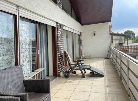 Der große Nord-West-Balkon über der Terrasse - Etagenwohnung in 36119 Neuhof mit 206m² kaufen