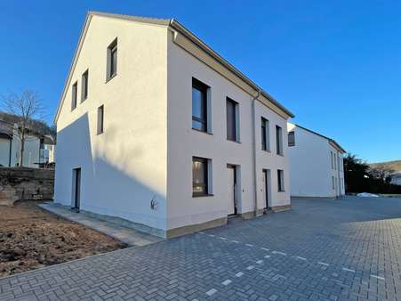 Doppelhaushälfte Nr. 4 (links im Bild) - Doppelhaushälfte in 36119 Neuhof mit 140m² kaufen