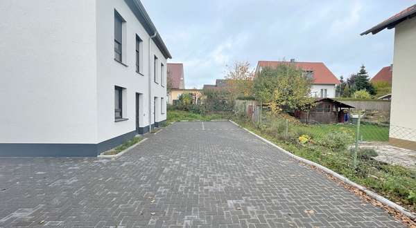 Einfahrt zum Neubau - Doppelhaushälfte in 36119 Neuhof mit 140m² kaufen