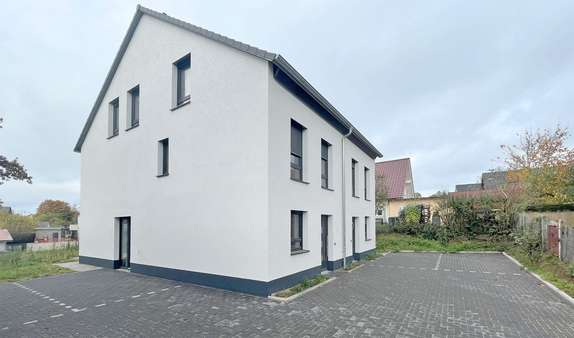 Seitenansicht mit Stellplätzen - Doppelhaushälfte in 36119 Neuhof mit 140m² kaufen