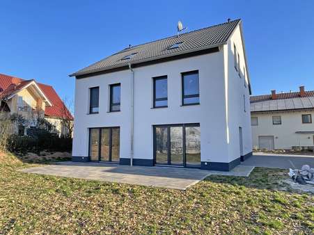 Wohnen im Neubau inklusive Terrasse - Doppelhaushälfte in 36119 Neuhof mit 140m² kaufen