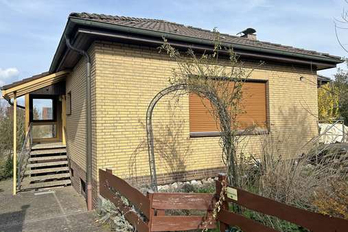 Eingang mit Vorgarten - Einfamilienhaus in 36093 Künzell mit 150m² kaufen