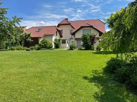 Großzügiges Grundstück, Terrasse, Balkon - idyllisches Zweifamilienhaus sucht neue Eigentümer!