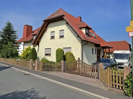 Großzügiges Grundstück, Terrasse, Balkon - idyllisches Zweifamilienhaus sucht neue Eigentümer!