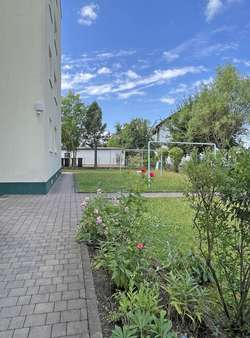 Garten und Zugang zum Haus Garten und Zugang zum Haus - Etagenwohnung in 36043 Fulda mit 89m² kaufen