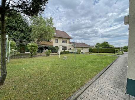 Grünfläche vor dem Haus Grünfläche vor dem Haus - Etagenwohnung in 36043 Fulda mit 89m² kaufen