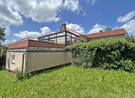 Blick vom Garten auf das Zweifamilienhaus und den Anbau - Zweifamilienhaus in 36093 Künzell mit 222m² kaufen