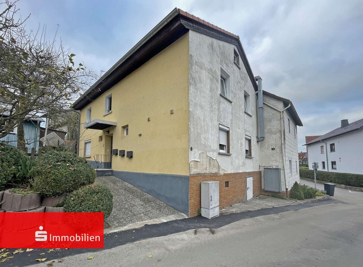 Zugang zum Mehrfamilienhaus - Mehrfamilienhaus in 36119 Neuhof mit 268m² kaufen