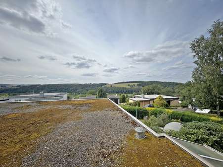 Herrlicher Weitblick aus Wohn- und Schlafzimmer - Bungalow in 36041 Fulda mit 120m² kaufen