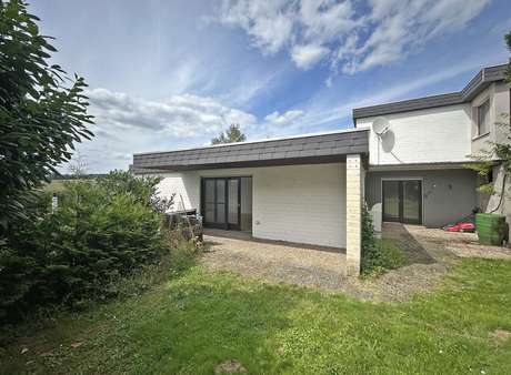 Terrassen und Rasenfläche - Bungalow in 36041 Fulda mit 120m² kaufen