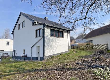 Seitliche Ansicht auf den Wintergarten - Einfamilienhaus in 36148 Kalbach mit 140m² kaufen