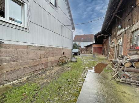 Durchgang zum Garten zwischen Haus und Scheune - Einfamilienhaus in 36103 Flieden mit 220m² kaufen