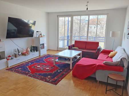 Wohnzimmer mit Zugang zum Balkon - Etagenwohnung in 81245 München mit 95m² kaufen