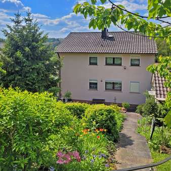Gartenansicht des Zweifamilienhauses Gartenansicht des Zweifamilienhauses - Zweifamilienhaus in 36041 Fulda mit 145m² kaufen